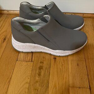 Nurse Mates Luna Align Pull-on Sneaker Size 7.5